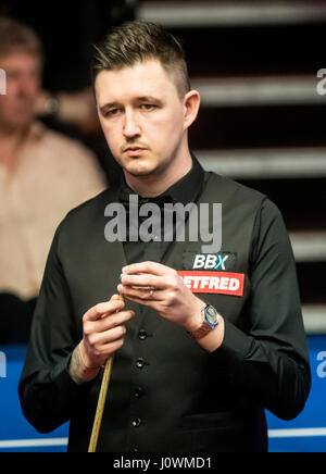 Kyren Wilson in Aktion gegen David Grace am zweiten Tag der Betfred Snooker-WM am Crucible Theatre in Sheffield. Stockfoto