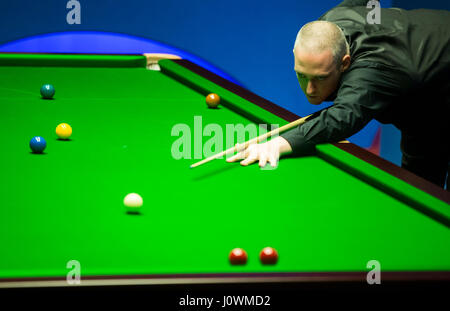 David Grace in Aktion gegen Kyren Wilson am zweiten Tag der Betfred Snooker-WM am Crucible Theatre in Sheffield. Stockfoto