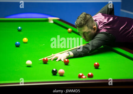 Kyren Wilson in Aktion gegen David Grace am zweiten Tag der Betfred Snooker-WM am Crucible Theatre in Sheffield. Stockfoto