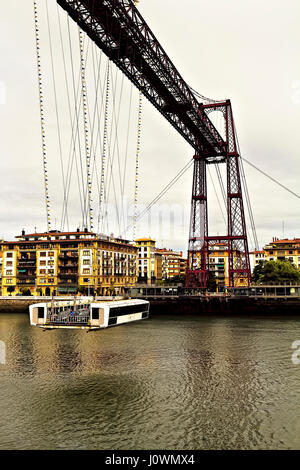 Die Bizkaia Transporter Hängebrücke (Puente de Vizcaya) in Portugalete, Spanien. Die Brücke über die Mündung des Flusses Nervión. Stockfoto