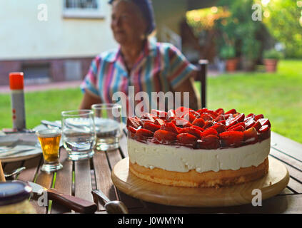 Biskuit mit Joghurt und Erdbeeren Gelee Stockfoto