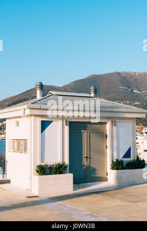 Weiße Transformator box in der Marina für Yachten Porto Montenegro, Montenegro. Stockfoto