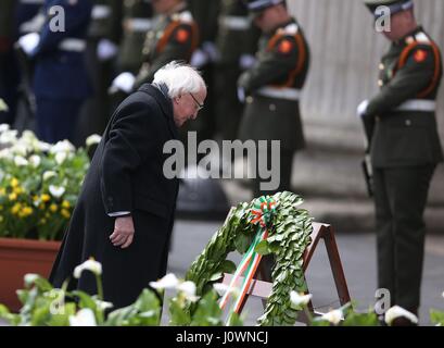 Der irische Präsident Michael D. Higgins legt während einer Zeremonie anlässlich des 101. Jahrestages des Osteraufstands 1916 vor dem GPO in der O'Connell Street, Dublin, einen Kranz nieder. Stockfoto