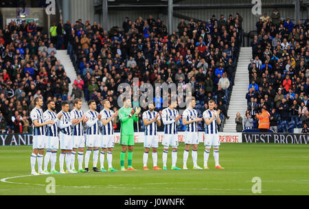 Fans und Spieler von beiden Seiten stehen für eine Minute Applaus zur Unterstützung der Wilkinson-Familie, die eine doppelte Tragödie vor zwei Wochen gelitten, bevor der Premier League match bei The Hawthorns, West Bromwich. Stockfoto