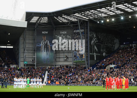 Fans und Spieler von beiden Seiten stehen für eine Minute Applaus zur Unterstützung der Wilkinson-Familie, die eine doppelte Tragödie vor zwei Wochen gelitten, bevor der Premier League match bei The Hawthorns, West Bromwich. Stockfoto