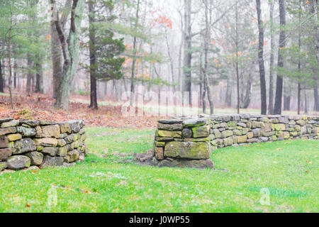 Wandern Felswand mit einem Abstand Stockfoto