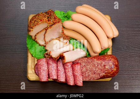 Verschiedene Fleischerzeugnisse einschließlich Schinken und Wurstwaren. Stockfoto