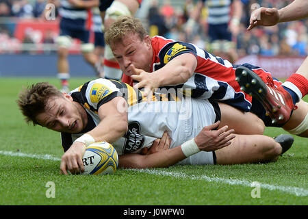 Wespen Josh Bassett Partituren, die seine Teams versuchen Sie zunächst während der Aviva Premiership match bei Ashton Gate, Bristol. Stockfoto