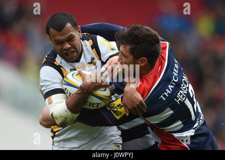 Wespen Kurtley Beale (links) von Bristols Gavin Henson während der Aviva Premiership Spiel im Ashton Gate, Bristol in Angriff genommen wird. Stockfoto