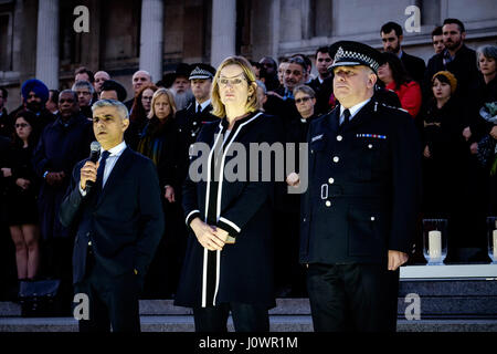 Westminster Angriff folgen auf 23.03.2017 in Westminster. Im Bild: London Bürgermeister Sadiq Khan spricht eine Candle-Light-Mahnwache für die Opfer von Terror-Anschlag vom 23.03.2017 in Trafalgar Square. Bild von Julie Edwards. Stockfoto