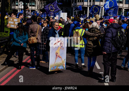 Für Europa Marsch nach Parlament am 25.03.2017 zu vereinen. Im Bild: Ein Künstler tragen ein Gemälde, Theresa May und Boris Johnson. Bild von Julie Edwards. Stockfoto