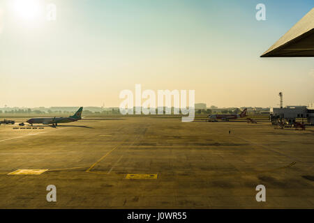 Bangkok, Thailand - 19. März 2017: Don Muang International Airport. Parkplatz-Flugzeuge am Flughafen beim boarding Operationen. Sie sind nur wenige Flugzeuge auf ein Stockfoto