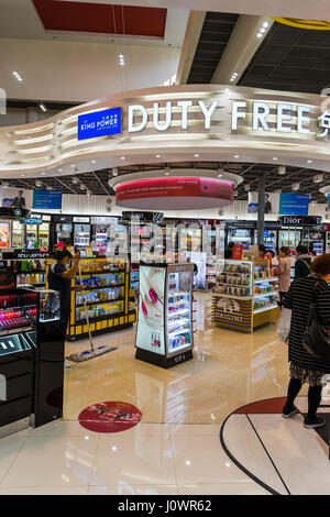 Bangkok, Thailand - 19. März 2017: Duty free Shops in Don Muang International Airport. Abflughalle Terminal 1 Stockfoto