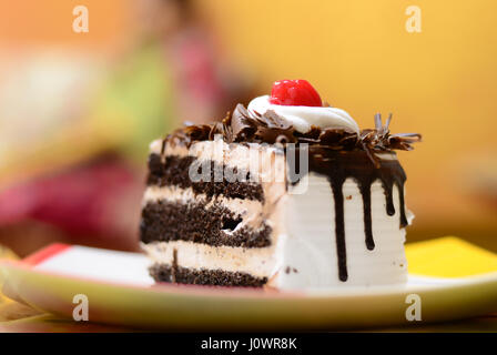 Dessert-Gebäck mit farbigen Hintergrund Stockfoto