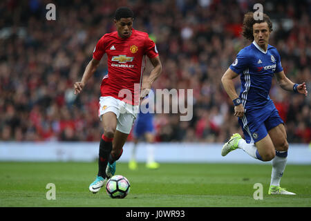 Manchester United Marcus Rashford (links) durchzieht auf das Tor vor seiner Seite das erste Tor des Spiels erzielte, während der Premier-League-Spiel im Old Trafford, Manchester. Stockfoto