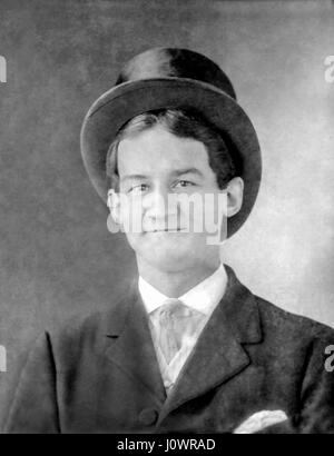 Vintage b&w Porträt eines jungen Mannes über achtzehn Jahre alt mit einem viktorianischen Biber oben Hut um 1915. Stockfoto