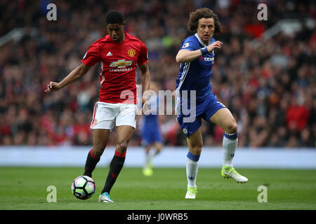 Manchester United Marcus Rashford (links) Partituren seiner Seite das erste Tor des Spiels während der Premier League match im Old Trafford, Manchester. Stockfoto