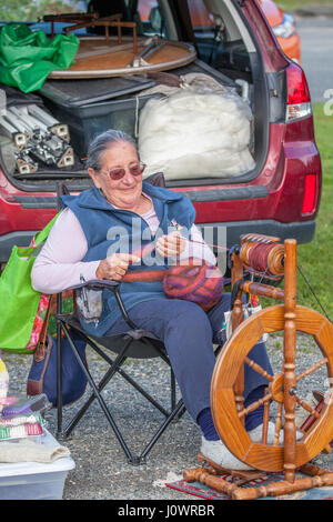 Eine Frau dreht Garn auf einem Bauernmarkt in Lissabon, New Hampshire, USA. Stockfoto