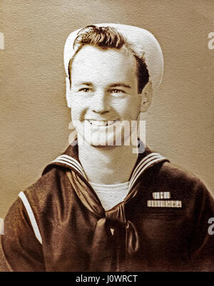 Jahrgang Porträt einer WW2 Navy Sailor tragen ein 'Dixie Cup' white Sailor hat und die "crackerjack" einheitlich in Hudson, Massachusetts. Stockfoto