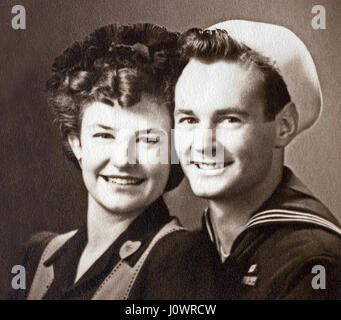 Jahrgang 1943 schwarz-weiß Foto des zweiten Weltkrieges US Marine Seemann und seine Verlobte in Massachusetts, USA. Stockfoto