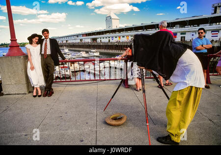 Eine Straße Fotograf nutzt eine Vintage-Kamera am alten Hafen von Montreal Stadt, Quebec, Canada. Stockfoto