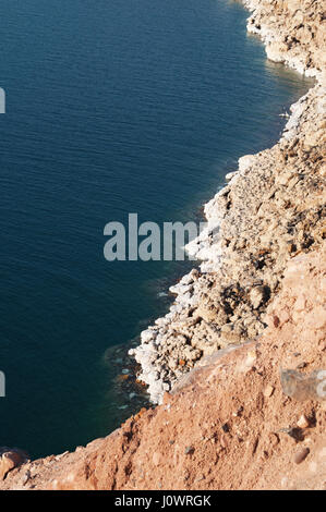 Küste und Salz Felsen des Toten Meeres, den Salzsee mit den tiefsten Punkt der Erde auf dem Land im Osten von Jordanien grenzt Israel und Palästina im Westen Stockfoto