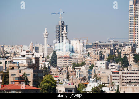 Jordanien: die Skyline von Amman, die Hauptstadt und bevölkerungsreichste Stadt des Haschemitischen Königreichs Jordanien, mit den Gebäuden, die Paläste und Häuser Stockfoto