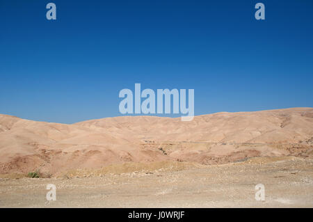 Jordanische und einsamen Landschaft auf dem Weg zum Toten Meer, Salz-See, der Salzsee von Jordanien im Osten, Israel und Palästina im Westen grenzt Stockfoto