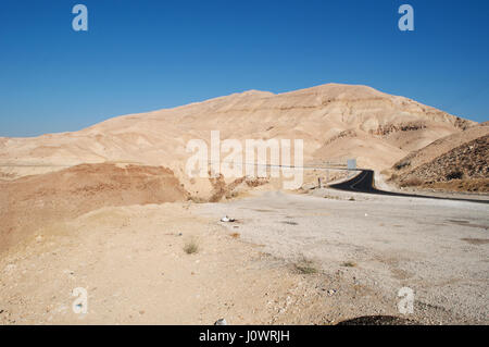 Jordanische und einsamen Landschaft auf dem Weg zum Toten Meer, Salz-See, der Salzsee von Jordanien im Osten, Israel und Palästina im Westen grenzt Stockfoto