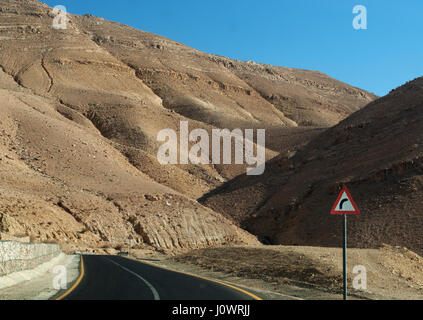 Jordanische und einsamen Landschaft auf dem Weg zum Toten Meer, Salz-See, der Salzsee von Jordanien im Osten, Israel und Palästina im Westen grenzt Stockfoto