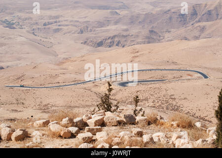 Jordanische und Wüste Landschaft mit der kurvenreichen Straße zum Berg Nebo in der hebräischen Bibel den Ort, wo Moses einen Blick auf das gelobte Land gewährt wurde Stockfoto