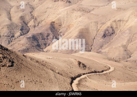 Jordanische und Wüste Landschaft mit der kurvenreichen Straße zum Berg Nebo in der hebräischen Bibel den Ort, wo Moses einen Blick auf das gelobte Land gewährt wurde Stockfoto