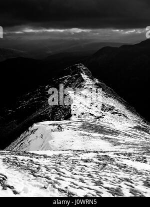 Eine sehr feine Bergrücken, Torridon. Der Cairn auf dem Grat, etwa ein Drittel ins Bild markiert die Stelle, wo Sie an der Seite (links steigen) und Stockfoto