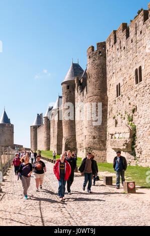 Besucher, die Befestigungen der alten Cite Carcassonne im le Midi, Südfrankreich, von Eugène Viollet-le-Duc restauriert. Stockfoto