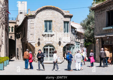 Besucher erkunden die engen Gassen der alten Cite Carcassonne im le Midi, Südfrankreich, von Eugène Viollet-le-Duc restauriert. Stockfoto