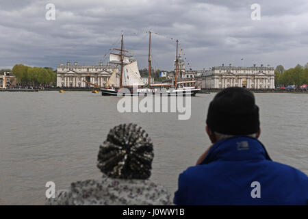 Die Flotte der Großsegler übergibt die Old Royal Naval College in Greenwich während einer Parade von Segeln auf der Themse um das Ende des Royal Greenwich groß Schiffe Festivals als Teil des Rendez-Vous 2017 Tall Ships Regatta zu kennzeichnen. Stockfoto