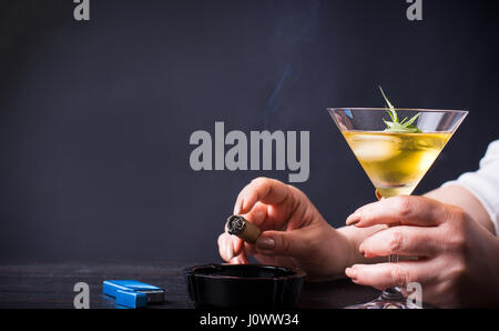 Frau einen Drink an der Bar Rauchen Stockfoto