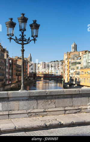 Blick auf zentrale Girona von Pont de Pedra Brücke, die über den Fluss Onyar im 19. Jahrhundert gebaut wurde. Stockfoto