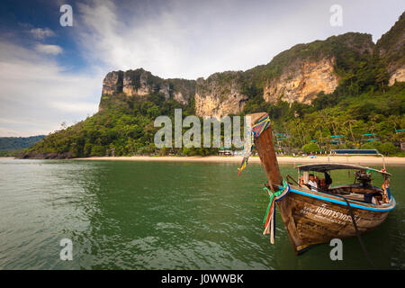 Longtail Boot ankern aus Pai Plong Beach, Ao Nang, Krabi Provinz, Thailand, Südostasien Stockfoto