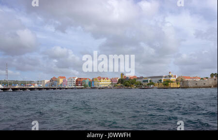 Die Queen Emma Pontoon Bridge und bunten Gebäude. Stockfoto