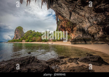 Phra Nang Beach gesehen von innen Princess Cave - Railay, Ao Nang, Krabi Provinz, Thailand Stockfoto