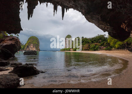 Phra Nang Beach gesehen von innen Princess Cave - Railay, Ao Nang, Krabi Provinz, Thailand Stockfoto