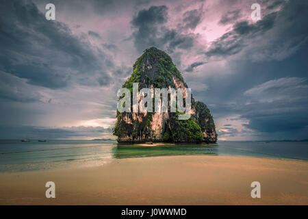 Happy Island aus der Phra Nang Beach, Railay, Provinz Krabi, Thailand Stockfoto