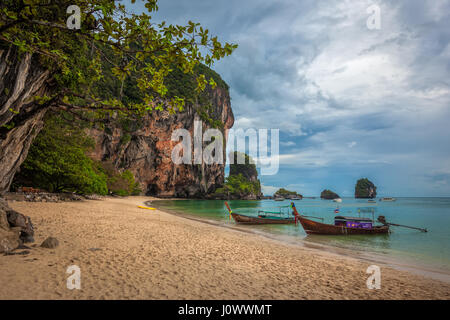 Phra Nang Beach, Railay, Provinz Krabi, Thailand: Longtail Boote und Prinzessin Höhle Stockfoto