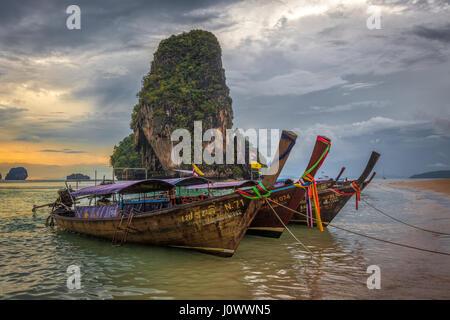 Phra Nang Beach, Railay, Provinz Krabi, Thailand: Longtail Boote vor Happy Island Stockfoto