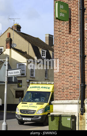 Krankenwagen außerhalb Job Centre, Fairfield Road, Braintree, Essex Stockfoto