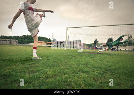 2 Männer Fußball spielen Stockfoto