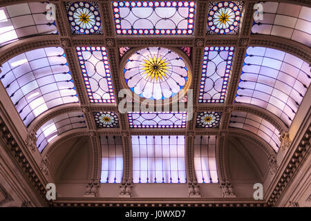 Osgoode Hall Gebäude Oberlicht aus Buntglas direkt über dem Atrium, Rotunde, Blick von unten, Toronto, Ontario, Kanada. Stockfoto