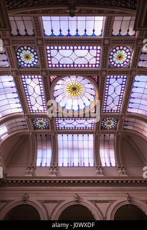 Osgoode Hall Gebäude Oberlicht aus Buntglas direkt über dem Atrium, Rotunde, Blick von unten, Toronto, Ontario, Kanada. Stockfoto