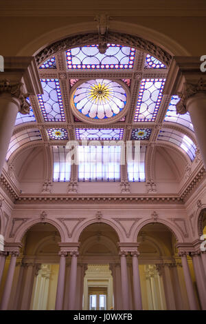 Osgoode Hall Gebäude Oberlicht aus Buntglas direkt über dem Atrium, Rotunde, Blick von unten, Toronto, Ontario, Kanada. Stockfoto